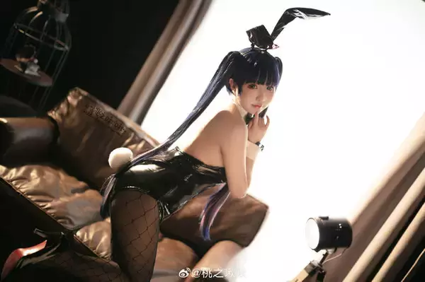 「【タイツの日】絶妙な透け感と艶やかなシルエットで美脚を引き立たせる！組長からバニーガールまで魅惑の美女コスプレイヤーまとめ【写真49枚】」の画像