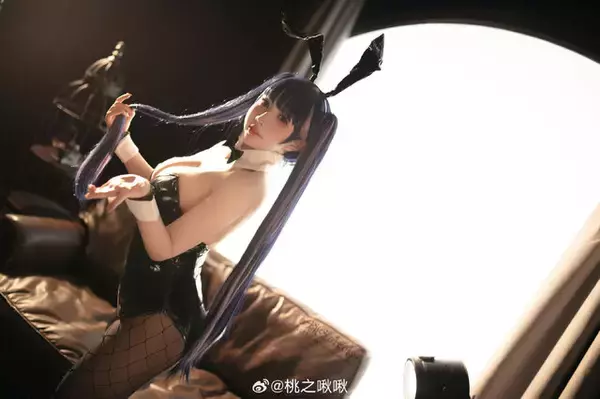 「【タイツの日】絶妙な透け感と艶やかなシルエットで美脚を引き立たせる！組長からバニーガールまで魅惑の美女コスプレイヤーまとめ【写真49枚】」の画像