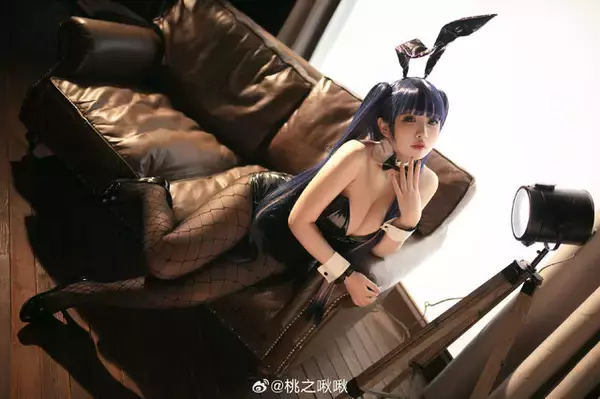 「【タイツの日】絶妙な透け感と艶やかなシルエットで美脚を引き立たせる！組長からバニーガールまで魅惑の美女コスプレイヤーまとめ【写真49枚】」の画像