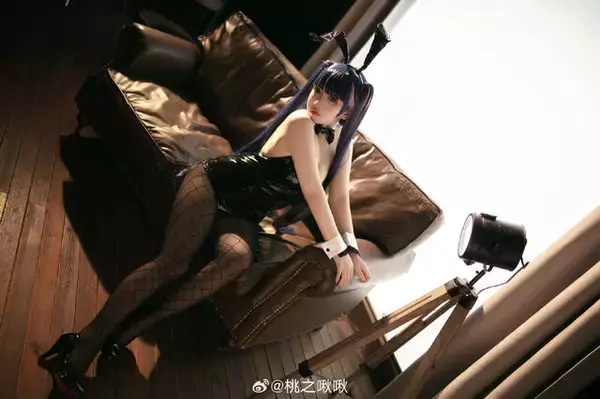 「【タイツの日】絶妙な透け感と艶やかなシルエットで美脚を引き立たせる！組長からバニーガールまで魅惑の美女コスプレイヤーまとめ【写真49枚】」の画像