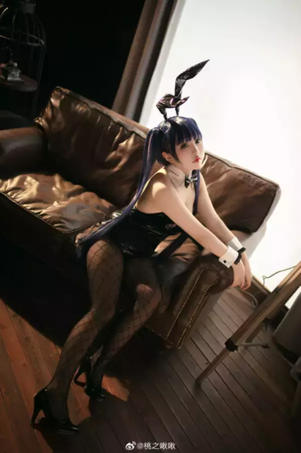 「【タイツの日】絶妙な透け感と艶やかなシルエットで美脚を引き立たせる！組長からバニーガールまで魅惑の美女コスプレイヤーまとめ【写真49枚】」の画像