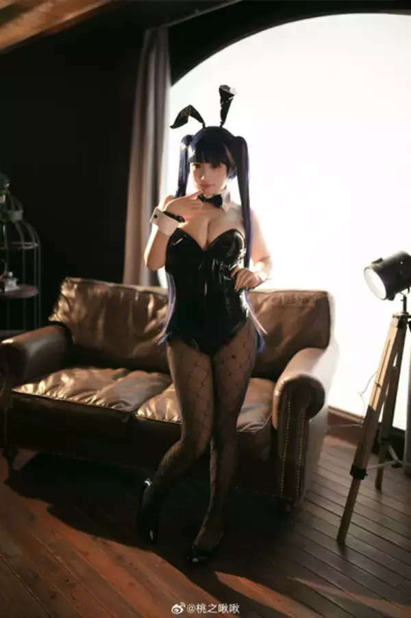 「【タイツの日】絶妙な透け感と艶やかなシルエットで美脚を引き立たせる！組長からバニーガールまで魅惑の美女コスプレイヤーまとめ【写真49枚】」の画像