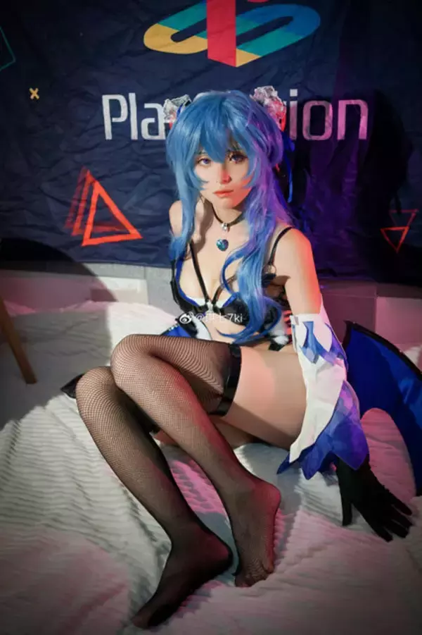 「【タイツの日】絶妙な透け感と艶やかなシルエットで美脚を引き立たせる！組長からバニーガールまで魅惑の美女コスプレイヤーまとめ【写真49枚】」の画像