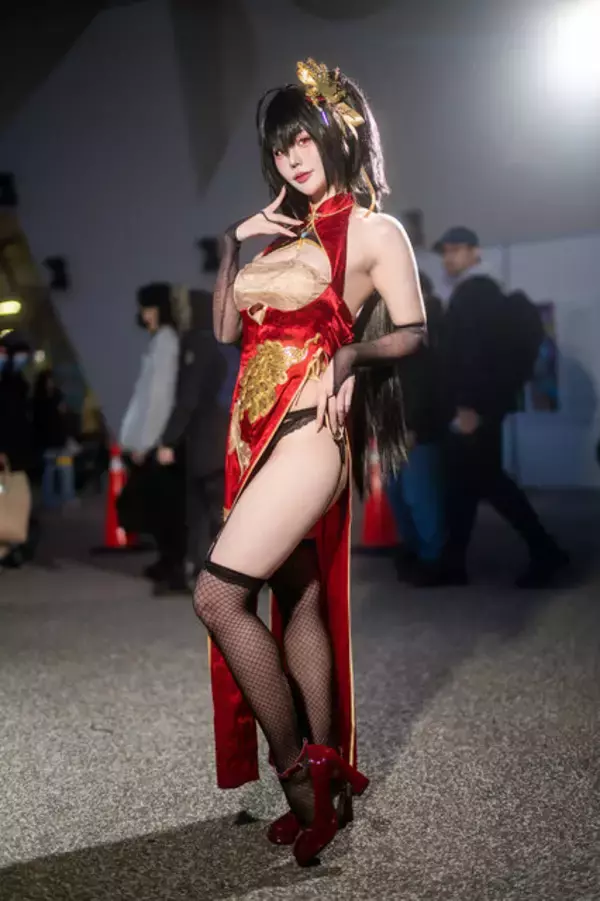 「【コスプレ】チャイナドレスのスリットから覗くガーターベルト＆ストッキング！『アズレン』大鳳のチャイナドレス姿が妖艶だった【写真8枚】」の画像