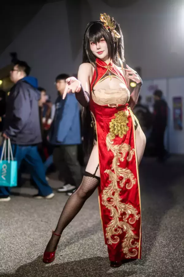 「【コスプレ】チャイナドレスのスリットから覗くガーターベルト＆ストッキング！『アズレン』大鳳のチャイナドレス姿が妖艶だった【写真8枚】」の画像