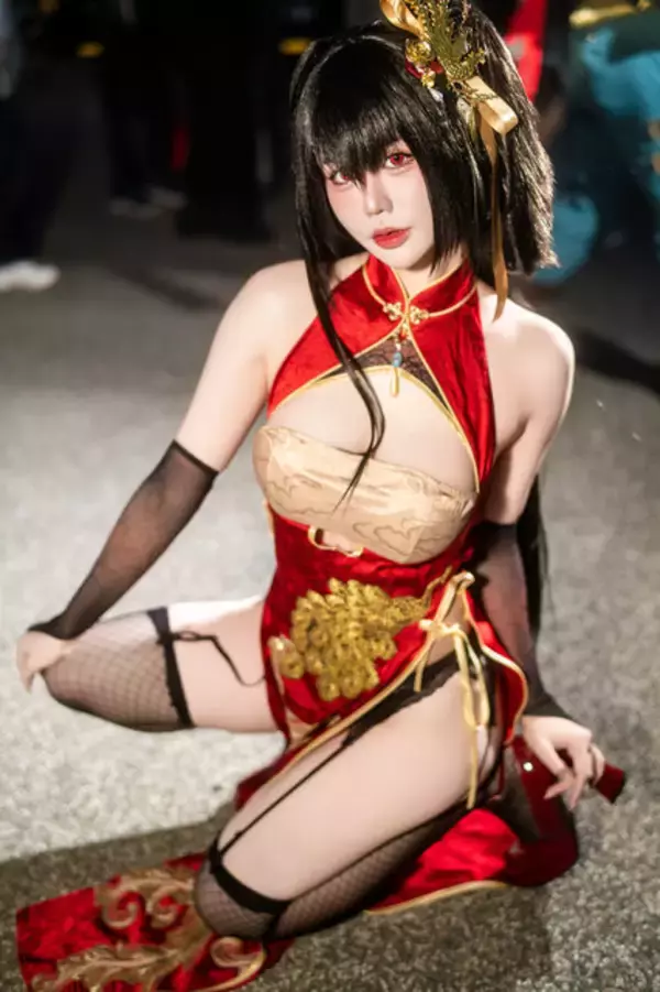 「【コスプレ】チャイナドレスのスリットから覗くガーターベルト＆ストッキング！『アズレン』大鳳のチャイナドレス姿が妖艶だった【写真8枚】」の画像