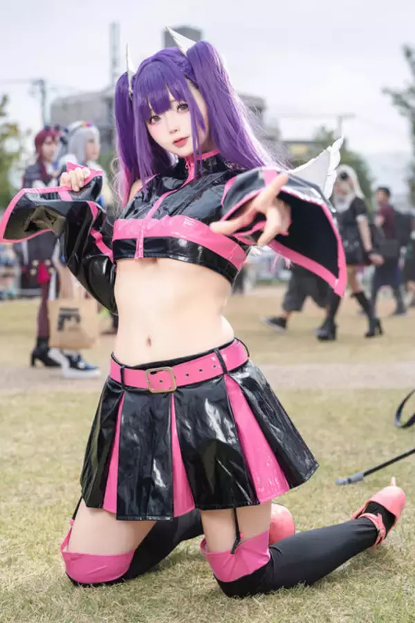 「【コスプレ】美しくくびれたウエストとガーターベルト越しの絶対領域に、原作愛を見た！「にごりり」ミリエラのキュートすぎるコスにドキッ」の画像