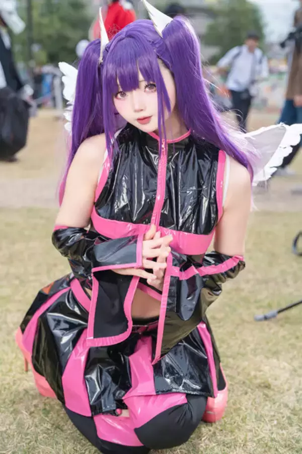 「【コスプレ】美しくくびれたウエストとガーターベルト越しの絶対領域に、原作愛を見た！「にごりり」ミリエラのキュートすぎるコスにドキッ」の画像