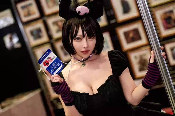 【コスプレ】激カワの「クロミ」コーデでお出迎えの店員さんにドキドキ！弾けんばかりの美ボディと大きな瞳に見惚れてしまう【写真6枚】