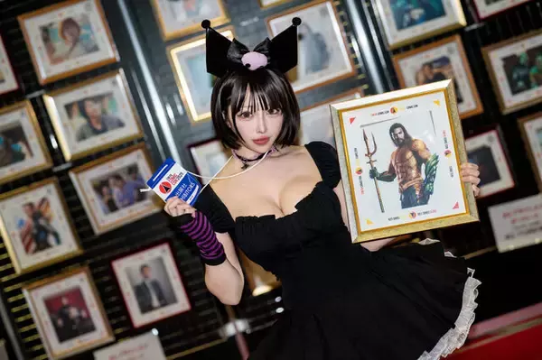 「【コスプレ】激カワの「クロミ」コーデでお出迎えの店員さんにドキドキ！弾けんばかりの美ボディと大きな瞳に見惚れてしまう【写真6枚】」の画像