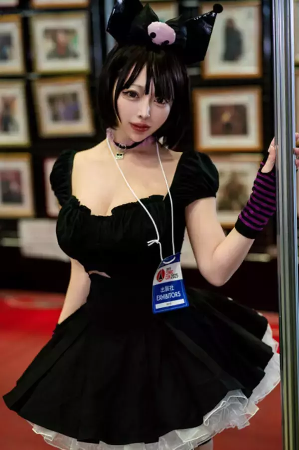 「【コスプレ】激カワの「クロミ」コーデでお出迎えの店員さんにドキドキ！弾けんばかりの美ボディと大きな瞳に見惚れてしまう【写真6枚】」の画像