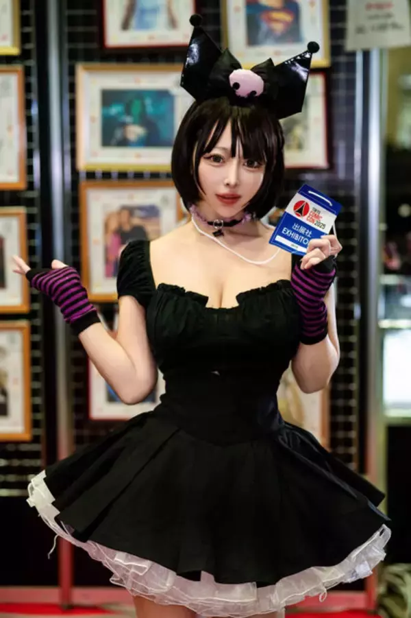 「【コスプレ】激カワの「クロミ」コーデでお出迎えの店員さんにドキドキ！弾けんばかりの美ボディと大きな瞳に見惚れてしまう【写真6枚】」の画像