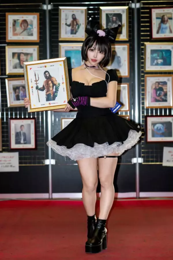 「【コスプレ】激カワの「クロミ」コーデでお出迎えの店員さんにドキドキ！弾けんばかりの美ボディと大きな瞳に見惚れてしまう【写真6枚】」の画像