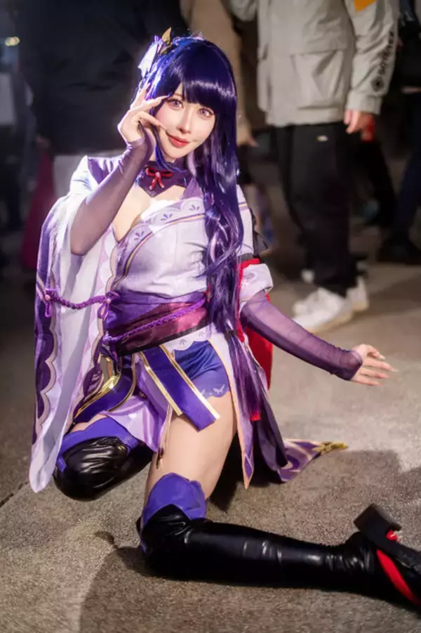 「【コスプレ】抜群のスタイル×妖艶な微笑みの色気がハンパない！人気美女レイヤー・白田まいの『原神』雷電将軍が美しすぎた【写真8枚】」の画像