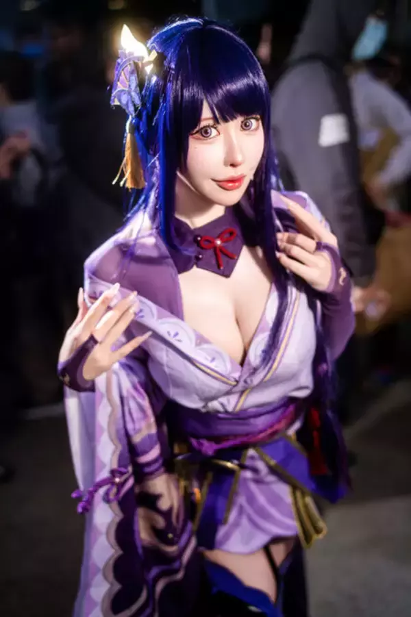 「【コスプレ】抜群のスタイル×妖艶な微笑みの色気がハンパない！人気美女レイヤー・白田まいの『原神』雷電将軍が美しすぎた【写真8枚】」の画像