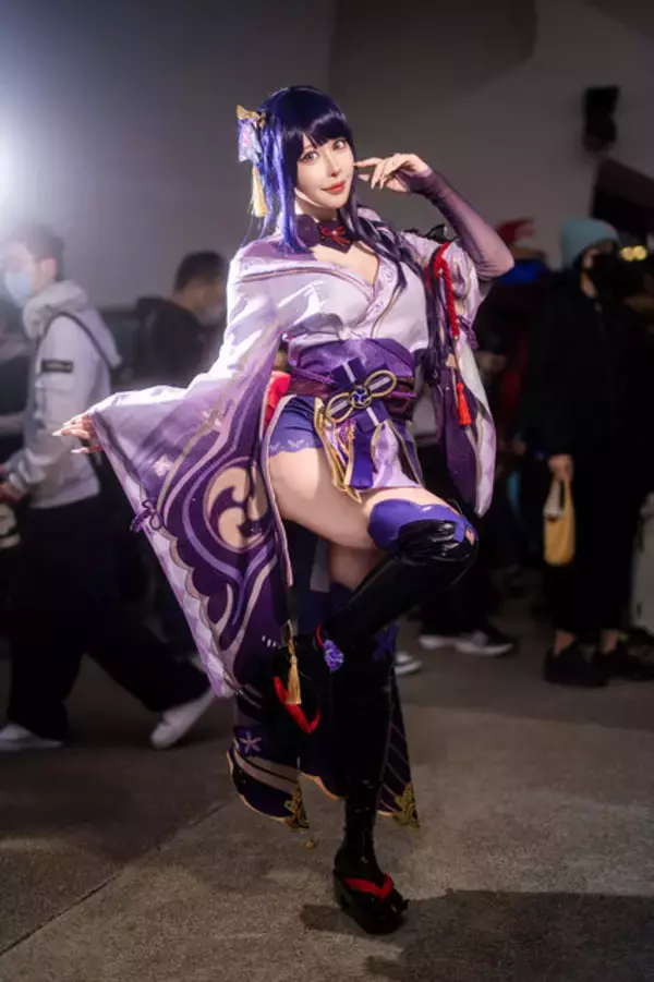 「【コスプレ】抜群のスタイル×妖艶な微笑みの色気がハンパない！人気美女レイヤー・白田まいの『原神』雷電将軍が美しすぎた【写真8枚】」の画像