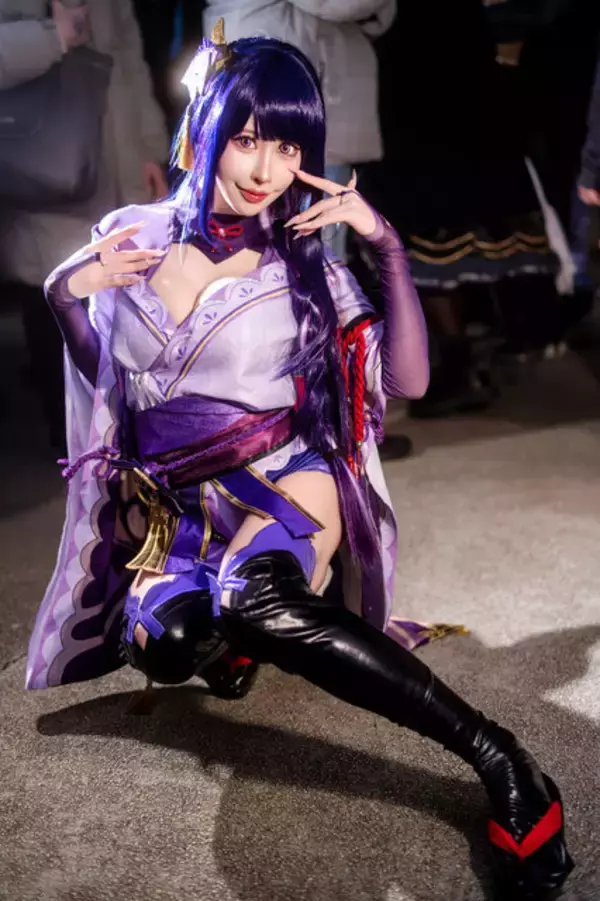 「【コスプレ】抜群のスタイル×妖艶な微笑みの色気がハンパない！人気美女レイヤー・白田まいの『原神』雷電将軍が美しすぎた【写真8枚】」の画像