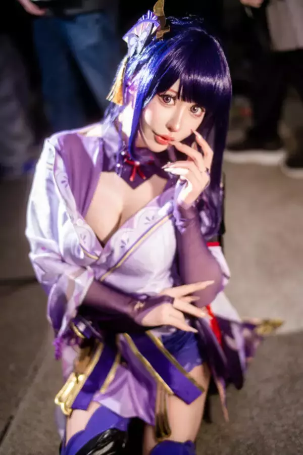 「【コスプレ】抜群のスタイル×妖艶な微笑みの色気がハンパない！人気美女レイヤー・白田まいの『原神』雷電将軍が美しすぎた【写真8枚】」の画像