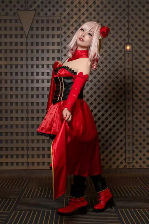 「【コスプレ】『takt op.（タクトオーパス）』真っ赤なドレスを纏った”運命”が淑やかで優雅！注目レイヤー・観月かなこ【写真9枚】」の画像