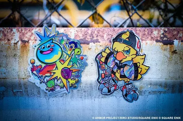 「カラフルでスタイッシュ！スクエニ公式ショップで渋谷をイメージした“スライム&チョコボ”アルミマグネットが発売」の画像