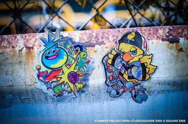 「カラフルでスタイッシュ！スクエニ公式ショップで渋谷をイメージした“スライム&チョコボ”アルミマグネットが発売」の画像
