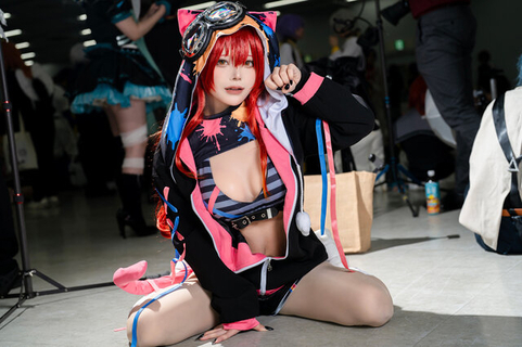 【コスプレ】猫耳パーカー×へそ出しショーパンのにゃんこポーズが可愛すぎ！「猫汰つな」のいたずら子猫っぷりにメロメロ【写真6枚】