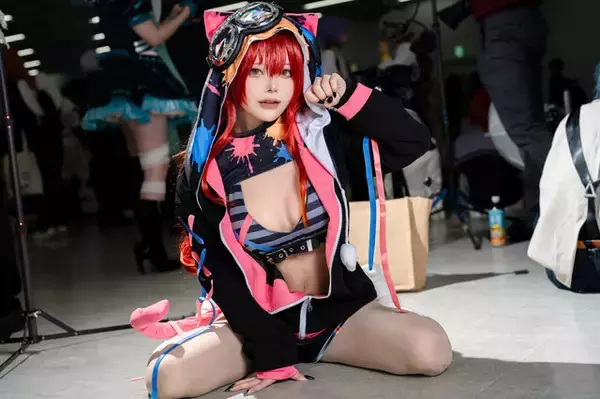 【コスプレ】猫耳パーカー×へそ出しショーパンのにゃんこポーズが可愛すぎ！「猫汰つな」のいたずら子猫っぷりにメロメロ【写真6枚】