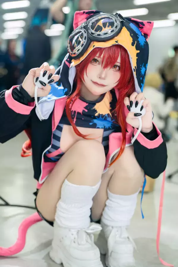 「【コスプレ】猫耳パーカー×へそ出しショーパンのにゃんこポーズが可愛すぎ！「猫汰つな」のいたずら子猫っぷりにメロメロ【写真6枚】」の画像
