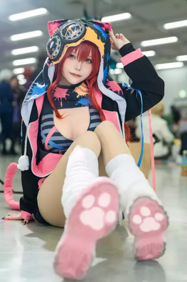 「【コスプレ】猫耳パーカー×へそ出しショーパンのにゃんこポーズが可愛すぎ！「猫汰つな」のいたずら子猫っぷりにメロメロ【写真6枚】」の画像
