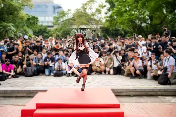 「【コスプレ】人気コスプレイヤーの伊織もえが台湾上陸！セクシーなドレスで大勢のファンを魅了し、圧巻の「壁」を作り上げてしまう【写真15枚】」の画像