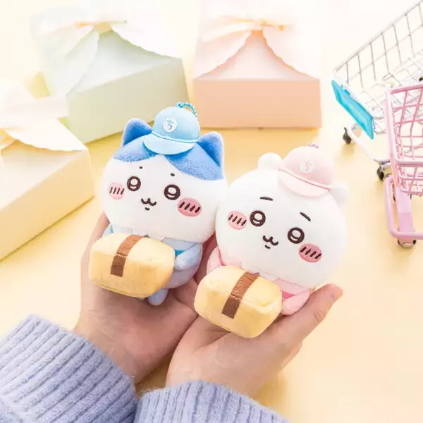 「「ちいかわマーケット」5周年記念！配達員衣装の限定マスコット予約販売、ミニカゴのノベルティ配布などキャンペーン実施」の画像