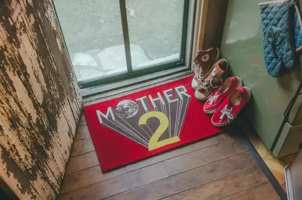 「“おくりもの”にピッタリな『MOTHER』新グッズ！『2』ロゴラグマットや、どせいさんのシルバーピアスやギフトバッグなどオンライン&店舗で展開」の画像