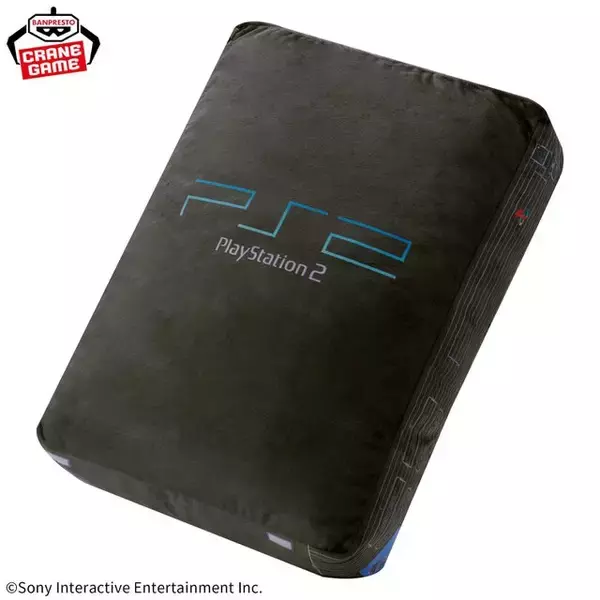 「発売25周年を迎えた“PS2”がもふもふのぬいぐるみに！約42センチのビッグサイズで存在感抜群」の画像
