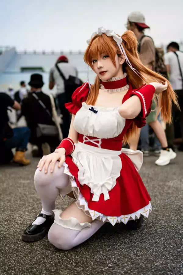 「【コスプレ】抜群のスタイルとツンデレな表情がたまらない！「エヴァ」アスカのメイド姿が最高に似合うマレーシア美女【写真9枚】」の画像