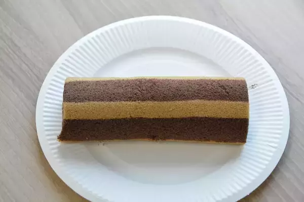 「ファミマ×『ウマ娘』コラボ、実物レポート！ 無人島編の「丸太」がロールケーキに、クリアファイルも可愛い」の画像