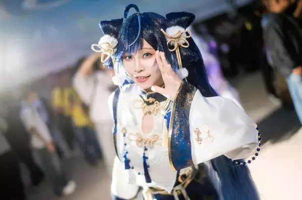 【コスプレ】爽やかなブルーのミニ丈チャイナドレス姿が可愛すぎ！台湾美女の「初音ミク」は華やかな笑顔で魅せる【写真7枚】