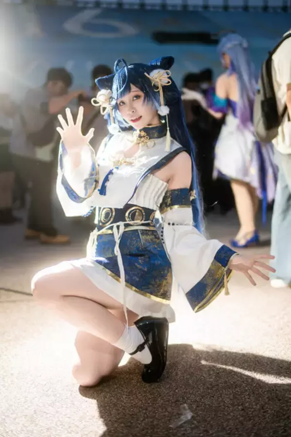 「【コスプレ】爽やかなブルーのミニ丈チャイナドレス姿が可愛すぎ！台湾美女の「初音ミク」は華やかな笑顔で魅せる【写真7枚】」の画像