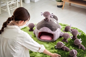 ポケモン新グッズ「いやされドオーぬいぐるみ」追加予約が実施決定！30体もの「パルデアウパー」が付属する豪華セットも