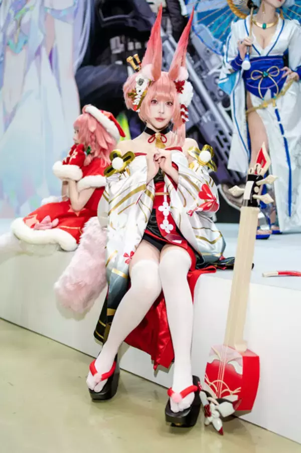 「【コスプレ】まさに百花繚乱の美しさ！『NIKKE』や『アズールプロミア』など「コミケ107」を彩った美女レイヤー15選【写真34枚】」の画像