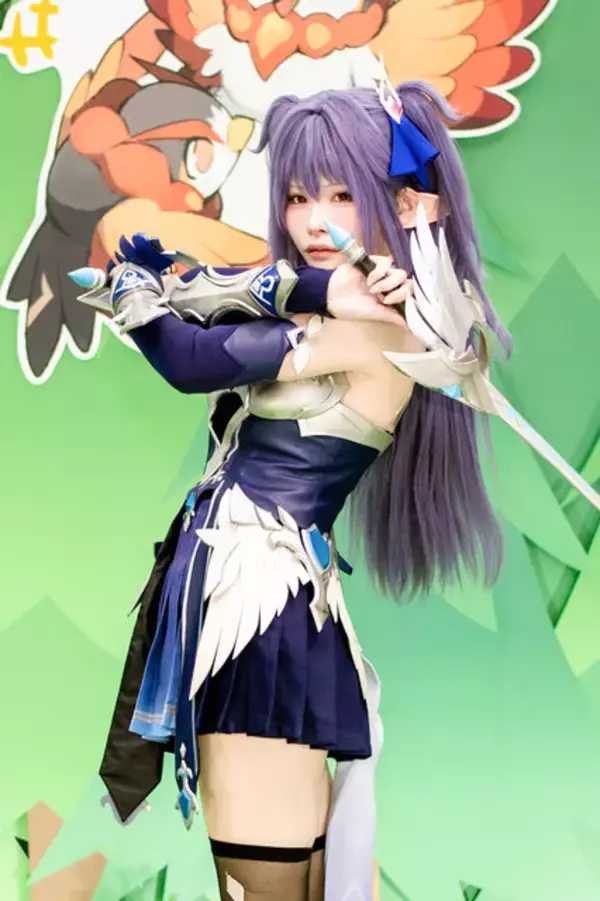 「【コスプレ】まさに百花繚乱の美しさ！『NIKKE』や『アズールプロミア』など「コミケ107」を彩った美女レイヤー15選【写真34枚】」の画像