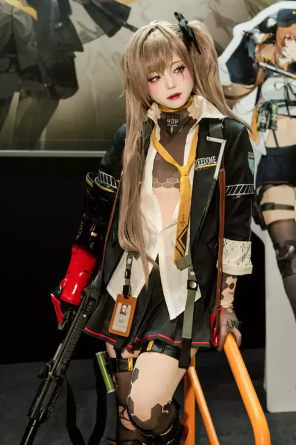 「【コスプレ】まさに百花繚乱の美しさ！『NIKKE』や『アズールプロミア』など「コミケ107」を彩った美女レイヤー15選【写真34枚】」の画像