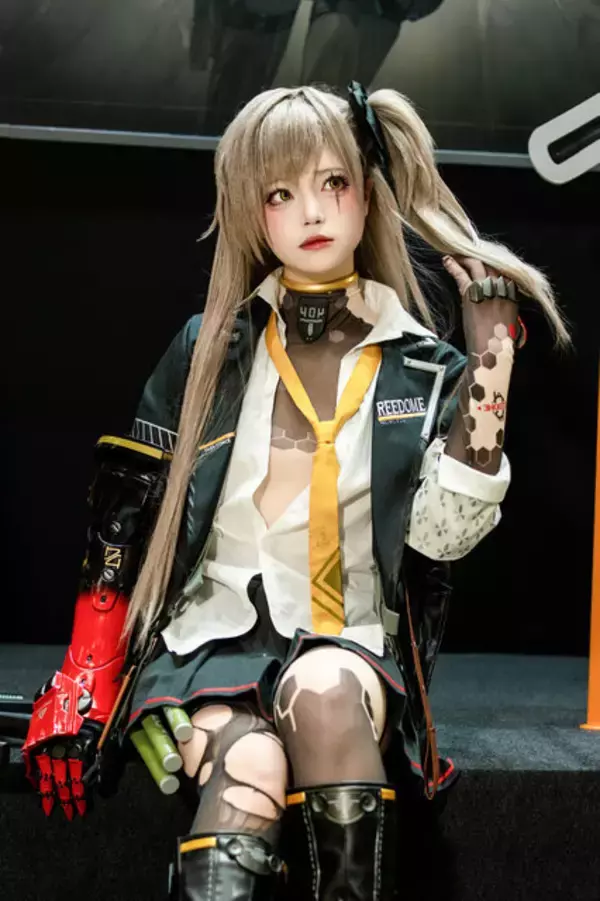 「【コスプレ】まさに百花繚乱の美しさ！『NIKKE』や『アズールプロミア』など「コミケ107」を彩った美女レイヤー15選【写真34枚】」の画像