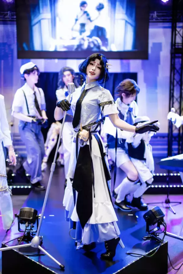 「【コスプレ】まさに百花繚乱の美しさ！『NIKKE』や『アズールプロミア』など「コミケ107」を彩った美女レイヤー15選【写真34枚】」の画像