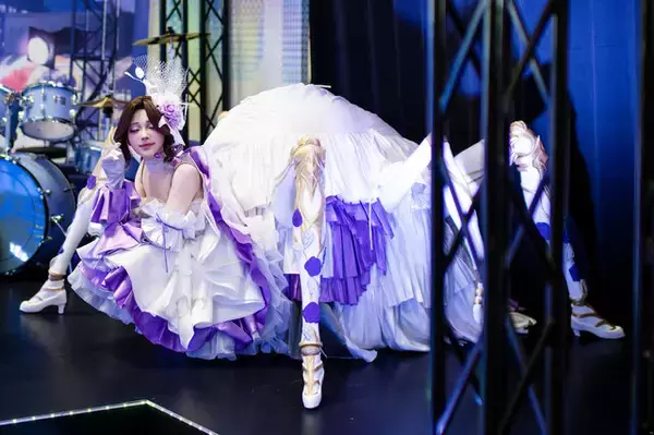 「【コスプレ】まさに百花繚乱の美しさ！『NIKKE』や『アズールプロミア』など「コミケ107」を彩った美女レイヤー15選【写真34枚】」の画像