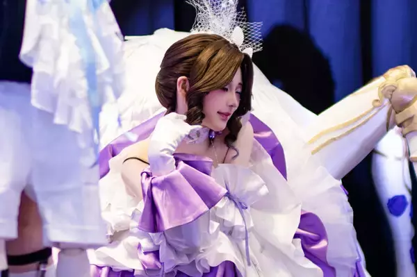 「【コスプレ】まさに百花繚乱の美しさ！『NIKKE』や『アズールプロミア』など「コミケ107」を彩った美女レイヤー15選【写真34枚】」の画像