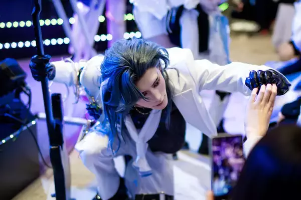 「【コスプレ】まさに百花繚乱の美しさ！『NIKKE』や『アズールプロミア』など「コミケ107」を彩った美女レイヤー15選【写真34枚】」の画像