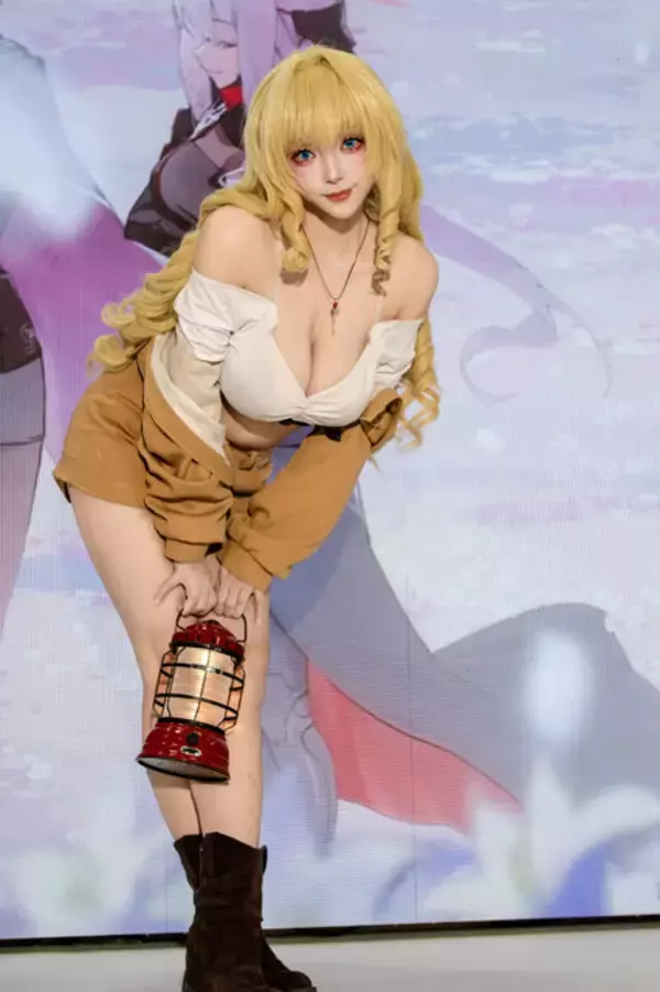 「【コスプレ】まさに百花繚乱の美しさ！『NIKKE』や『アズールプロミア』など「コミケ107」を彩った美女レイヤー15選【写真34枚】」の画像