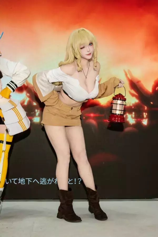 「【コスプレ】まさに百花繚乱の美しさ！『NIKKE』や『アズールプロミア』など「コミケ107」を彩った美女レイヤー15選【写真34枚】」の画像