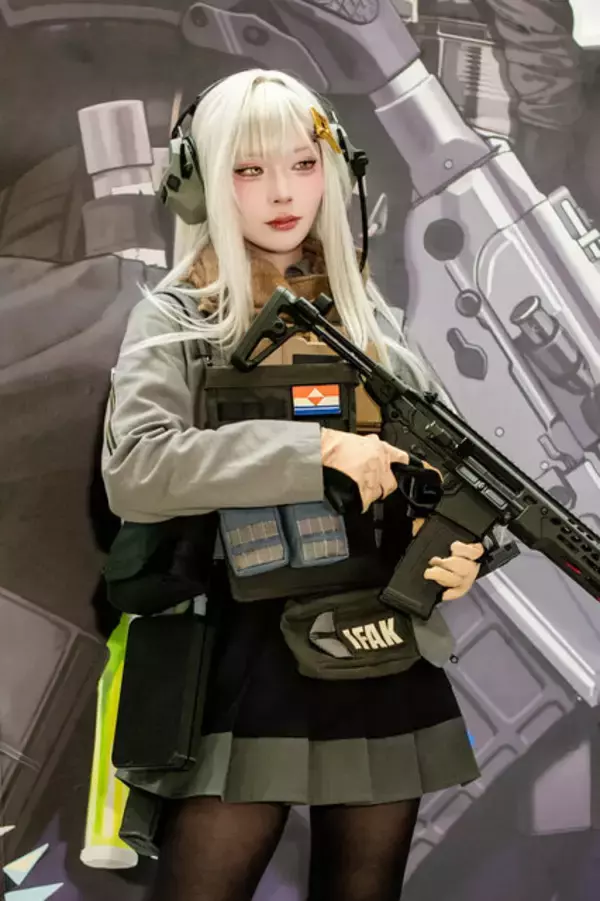 「【コスプレ】まさに百花繚乱の美しさ！『NIKKE』や『アズールプロミア』など「コミケ107」を彩った美女レイヤー15選【写真34枚】」の画像