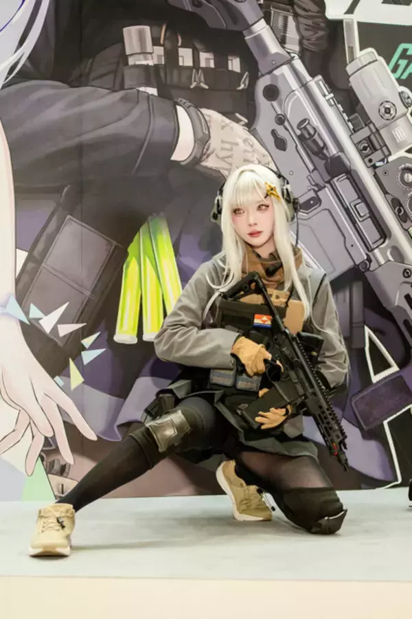 「【コスプレ】まさに百花繚乱の美しさ！『NIKKE』や『アズールプロミア』など「コミケ107」を彩った美女レイヤー15選【写真34枚】」の画像